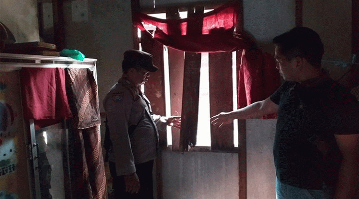 Papan jendela terlihat lepas tempat pelaku lari keluar setelah gagal mencoba memerkosa tetangganya.