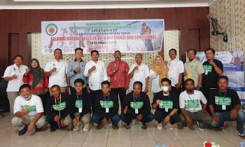 Para peserta uji kompetensi dan sertifikasi pekerja konstruksi di Kotim kaus hitam saat berfoto bersama dengan para panitia .