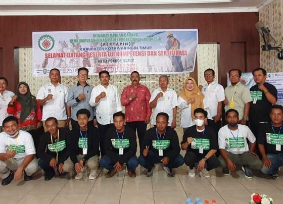 Para peserta uji kompetensi dan sertifikasi pekerja konstruksi di Kotim kaus hitam saat berfoto bersama dengan para panitia .