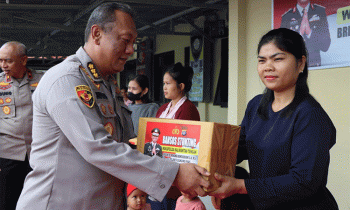 Peduli Penderita Stunting Wakapolda Kalteng Berikan Bansos di Gumas