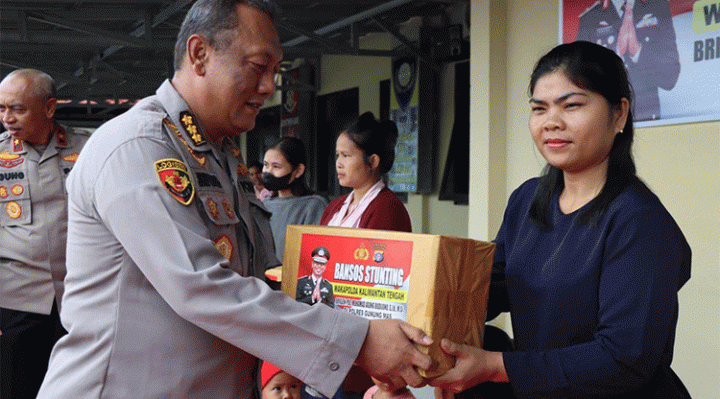 Peduli Penderita Stunting Wakapolda Kalteng Berikan Bansos di Gumas