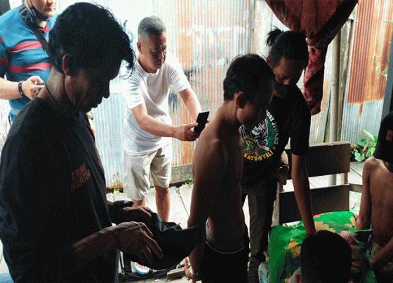 Pelaku pengedar sabu saat diamankan oleh Unit Reskrim Polsek Ketapang. Senin 6 Februari 2023.