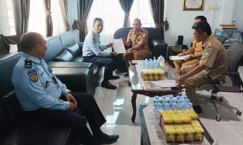Penandatanganan perjanjian kerja sama antara Kalapas Kelas IIB Sampit Agung Supriyanto dengan Kepala Disdukcapil Kotim Agus Tripurna Tangkasiang Selasa 21 Februari 2023.