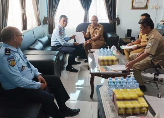 Penandatanganan perjanjian kerja sama antara Kalapas Kelas IIB Sampit Agung Supriyanto dengan Kepala Disdukcapil Kotim Agus Tripurna Tangkasiang Selasa 21 Februari 2023.