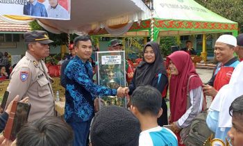 Penyerahan Piala Bergilir Juara Umum FLS2N O2SN dan OSN tingkat kecamatan kepada SDN 2 MB Hulu oleh Camat MB Ketapang Eddy Hidayat Setiadi Sabtu 25 Februari 2023.