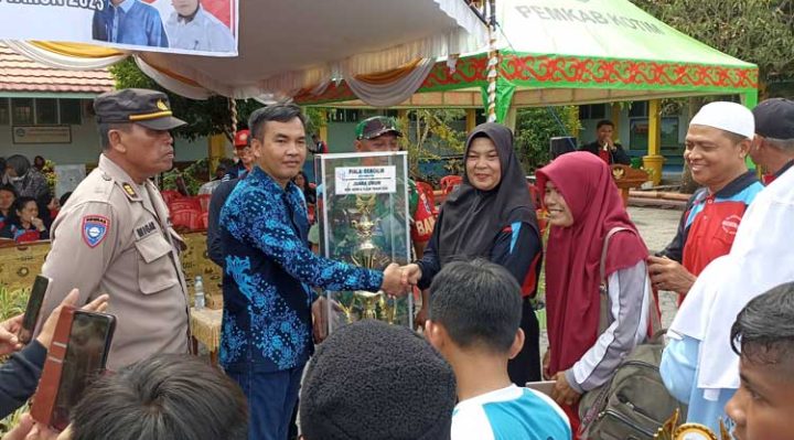 Penyerahan Piala Bergilir Juara Umum FLS2N O2SN dan OSN tingkat kecamatan kepada SDN 2 MB Hulu oleh Camat MB Ketapang Eddy Hidayat Setiadi Sabtu 25 Februari 2023.