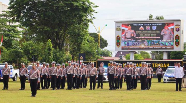 Personel Ditlantas Polda Kalteng menggelar apel operasi keselamatan 2023 di lapangan Barigas Mapolda setempat Selasa 7 Februari 2023.