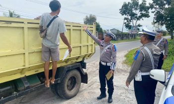 Personel Ditlantas Polda Kalteng saat mensosialisasikan imbauan untuk menutup muatan material kepada sejumlah sopir truk di Palangka Raya.