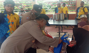 Personel Polres Pulang Pisau menyerahkan bantuan bagi masyarakat kurang mampu di Desa Hanjak Maju.