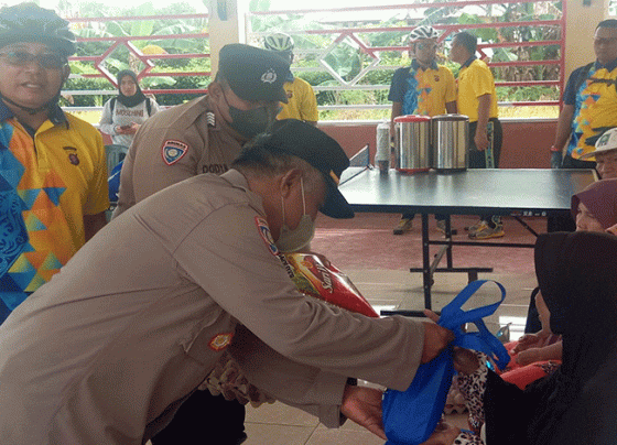 Personel Polres Pulang Pisau menyerahkan bantuan bagi masyarakat kurang mampu di Desa Hanjak Maju.