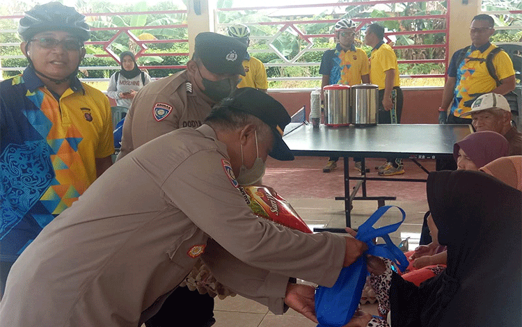 Cara Polres Pulang Pisau Dekatkan Diri dengan Masyarakat, Bagi Bansos untuk Warga Hanjak Maju