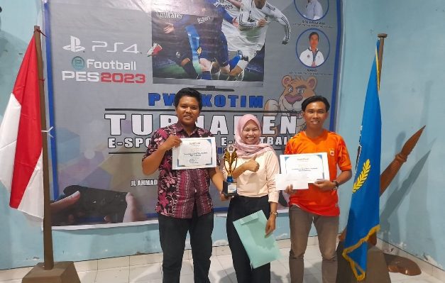 Personel catatan.co .id Riski Setiadi kiri berhasil meraih juara 3 E Sport E Football 2023 di Sekretariat PWI Kotim Sabtu 25 Februari 2023.