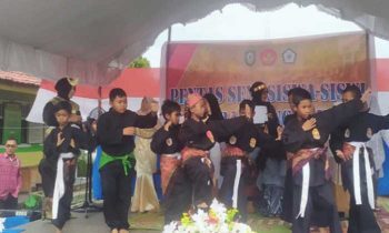 Pertunjukkan ekskul pencak silat SDN 1 Baamang Tengah sebagai Peringatan Hari Sumpah Pemuda 27 Oktober 2022