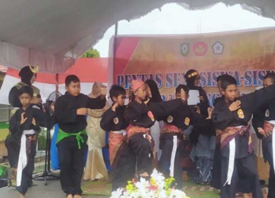 Pertunjukkan ekskul pencak silat SDN 1 Baamang Tengah sebagai Peringatan Hari Sumpah Pemuda 27 Oktober 2022