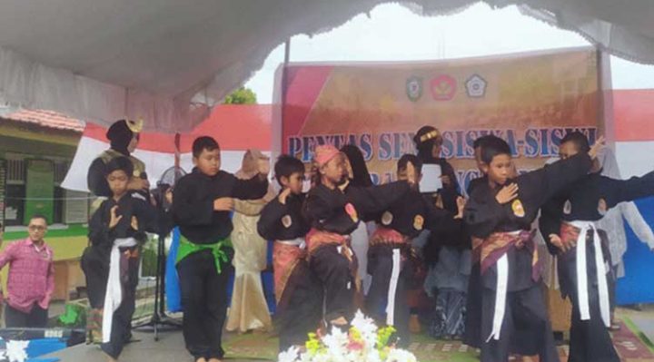 Pertunjukkan ekskul pencak silat SDN 1 Baamang Tengah sebagai Peringatan Hari Sumpah Pemuda 27 Oktober 2022