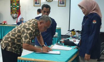 Perwakilan salah satu perusahaan saat menandatangani berita acara dan disaksikan oleh pejabat KPU Kotim.