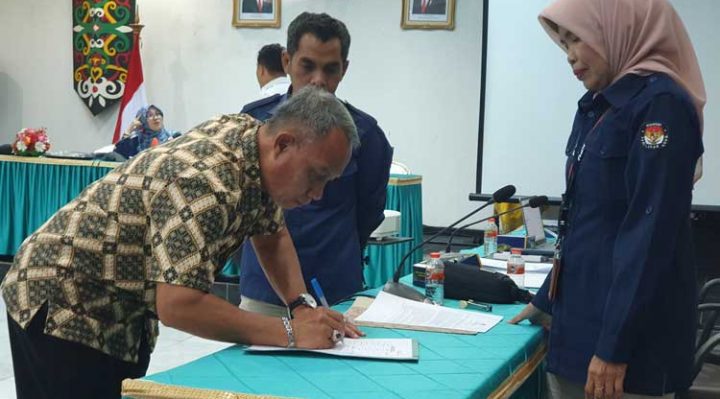 Perwakilan salah satu perusahaan saat menandatangani berita acara dan disaksikan oleh pejabat KPU Kotim.