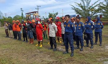 Peserta apel siaga gabungan pengendalian bencana Kecamatan MB Ketapang berbaris mendengarkan arahan Rabu 15 Februari 2023