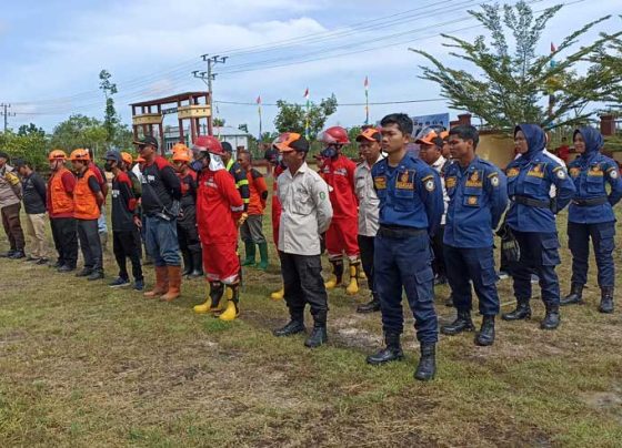 Peserta apel siaga gabungan pengendalian bencana Kecamatan MB Ketapang berbaris mendengarkan arahan Rabu 15 Februari 2023