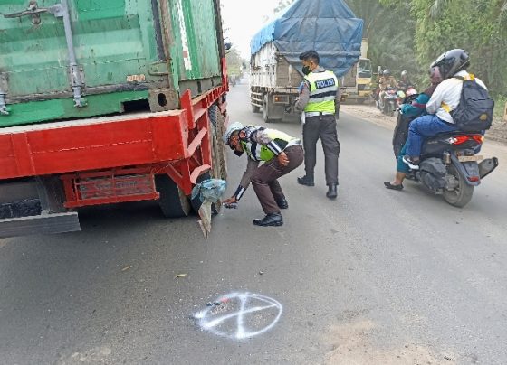 Petugas Satlantas Polres Kotim saat mengidentifikasi lokasi kecelakaan yang mengakibatkan seorang siswa SMK meninggal dunia.