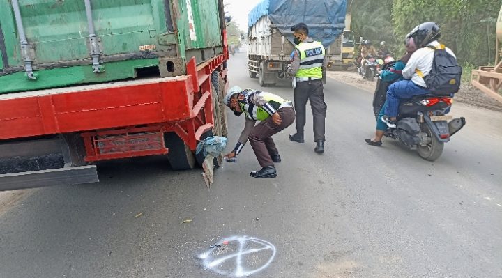 Petugas Satlantas Polres Kotim saat mengidentifikasi lokasi kecelakaan yang mengakibatkan seorang siswa SMK meninggal dunia.