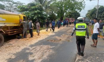 Petugas kepolisian mengamankan lokasi kecelakaan truk CPO dan truk tronton di Desa Bapanggang Raya Jumat 24 Februari 2023.