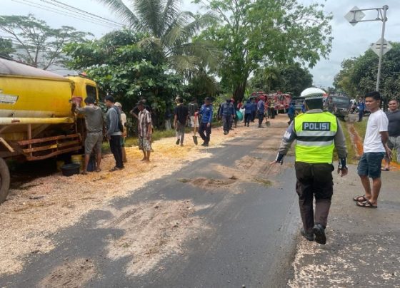 Petugas kepolisian mengamankan lokasi kecelakaan truk CPO dan truk tronton di Desa Bapanggang Raya Jumat 24 Februari 2023.