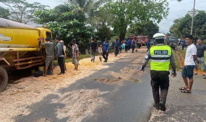 Petugas kepolisian mengamankan lokasi kecelakaan truk CPO dan truk tronton di Desa Bapanggang Raya Jumat 24 Februari 2023.