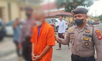 Petugas menggiring tersangka begal payudara ke sel tahanan Mapolresta Palangka Raya Rabu 1 Februari 2023