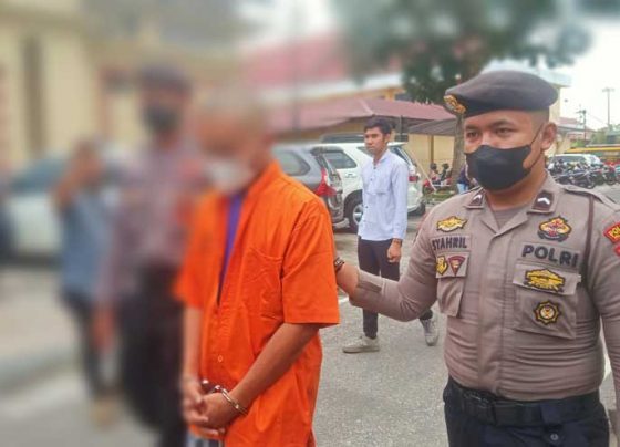 Petugas menggiring tersangka begal payudara ke sel tahanan Mapolresta Palangka Raya Rabu 1 Februari 2023