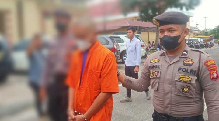 Petugas menggiring tersangka begal payudara ke sel tahanan Mapolresta Palangka Raya Rabu 1 Februari 2023