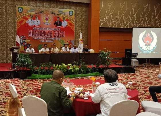 Pimpinan Sidang WIM RK Benung membacakan hasil Muskorkab 2023 bahwa Ahyar Umar terpilih secara aklamasi sebagai ketua KONI Kotim periode 2023 2027.