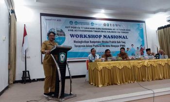 Plt Kepala Disdik Kotim Susiawati memberikan sambutan pada pembukaan Workshop yang diadakan PGRI Kotim di Bappeda Kotim Jalan Jenderal Sudirman Sampit Senin 13 Februari 2023