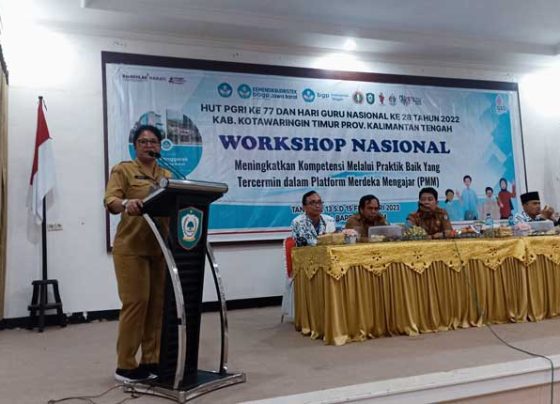 Plt Kepala Disdik Kotim Susiawati memberikan sambutan pada pembukaan Workshop yang diadakan PGRI Kotim di Bappeda Kotim Jalan Jenderal Sudirman Sampit Senin 13 Februari 2023