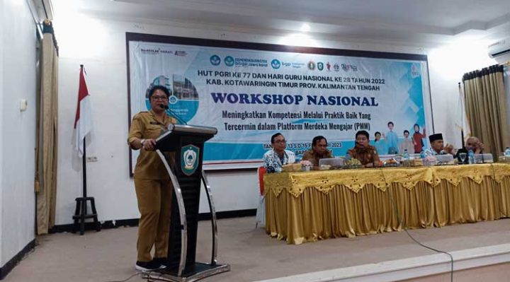 Plt Kepala Disdik Kotim Susiawati memberikan sambutan pada pembukaan Workshop yang diadakan PGRI Kotim di Bappeda Kotim Jalan Jenderal Sudirman Sampit Senin 13 Februari 2023