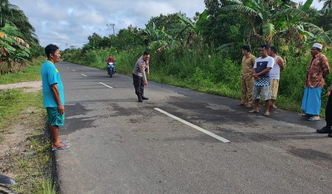 Polisi mengidentifikasi lokasi kecelakaan di Jalan HM Arsyad Desa Parebok Kecamatan Teluk Sampit Kotim Senin 27 Februari 2023