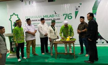 Potong tumpeng dalam Perayaan Milad ke 76 HMI doleh HMI Cabang Palangka Raya Minggu malam 5 Februari 2023.