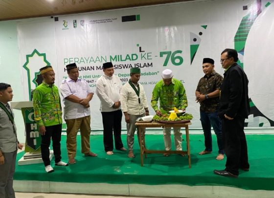 Potong tumpeng dalam Perayaan Milad ke 76 HMI doleh HMI Cabang Palangka Raya Minggu malam 5 Februari 2023.