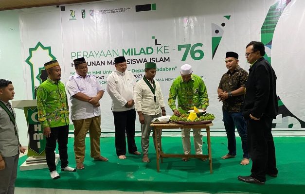 Potong tumpeng dalam Perayaan Milad ke 76 HMI doleh HMI Cabang Palangka Raya Minggu malam 5 Februari 2023.