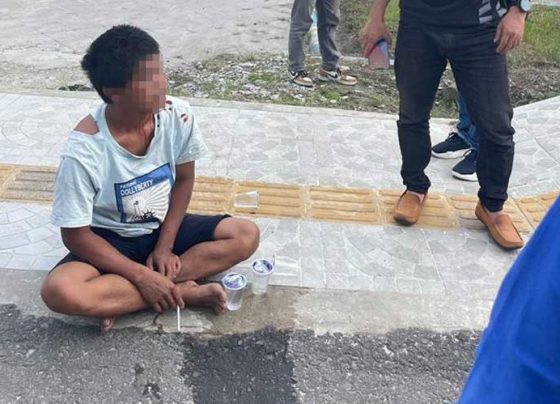 Pria yang sempat diamuk warga di Jalan MT Haryono Sampit akibat ulahnya menabrakan sepeda motornya ke pengendara lain Rabu 1 Februari 2023.