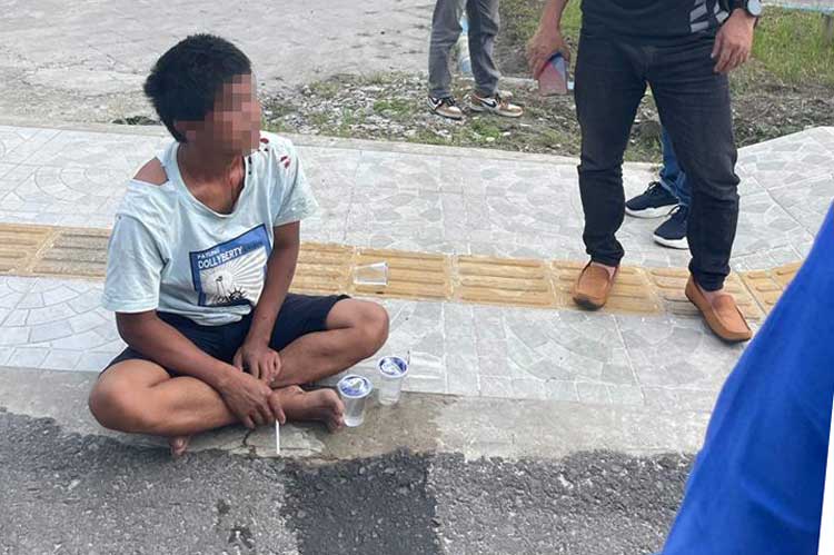 Pria Aneh Diamuk Warga, Tabrakan Sepeda Motor ke Pengguna Jalan