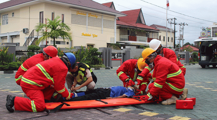 RS Bhayangkara Simulasi Penanganan Evakuasi Korban Karhutla.