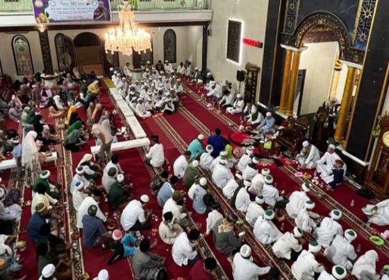 Ratusan jemaah mengikuti Peringatan Isra Miraj dan Haul Abah Guru Sekumpul di Masjid Nur Qalbu Jumat malam 3 Februari 2023