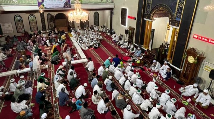 Ratusan jemaah mengikuti Peringatan Isra Miraj dan Haul Abah Guru Sekumpul di Masjid Nur Qalbu Jumat malam 3 Februari 2023