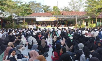 Ratusan siswa SMPN 2 Sampit duduk berkumpul mengikuti kegiatan peringatan Isra Mikraj di halaman sekolah Jalan A. Yani Sampit Jumat 17 Februari 2023