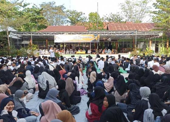 Ratusan siswa SMPN 2 Sampit duduk berkumpul mengikuti kegiatan peringatan Isra Mikraj di halaman sekolah Jalan A. Yani Sampit Jumat 17 Februari 2023