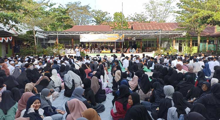 Peringati Isra Mikraj,SMPN 2 Sampit Ingin Siswanya Memaknai Ibadah Salat