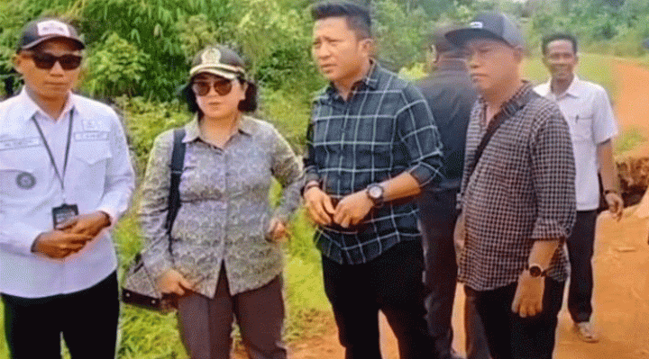 Rombongan DPRD dari daerah pemilihan Kecamatan Baamang dan Seranau saat reses ke Desa Terantang dan Batuah Kecamatan Seranau Rabu 15 Februari 2023.