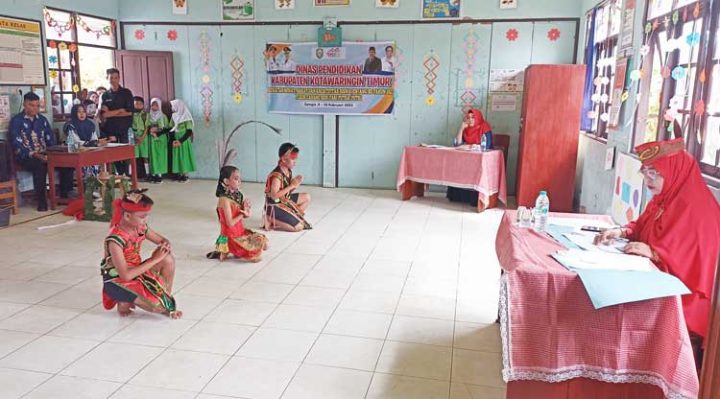 Salah satu lomba seni cabang tari FLS2N Kecamatan Baamang di SDN 4 Baamang Hilir Sampit Kamis 9 Februari 2023