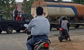 Salah satu pelajar mengendarai sepeda motor sepulang sekolah tanpa helm menunjukan pentingnya bus sekolah di Sampit Senin 13 Februari 2023